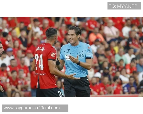 英超激战AC米兰5-0大胜巴萨争议判罚引发全场热议